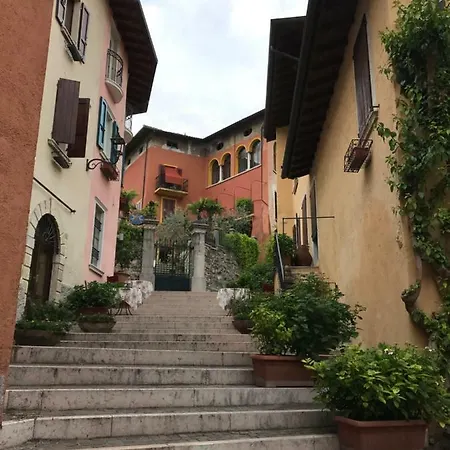 A Due Passi Dal Vittoriale Degli Italiani