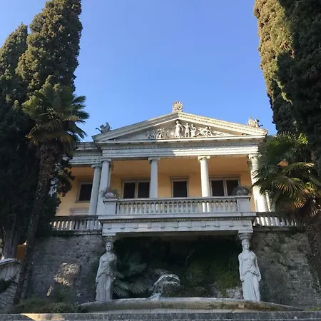 A Due Passi Dal Vittoriale Degli Italiani