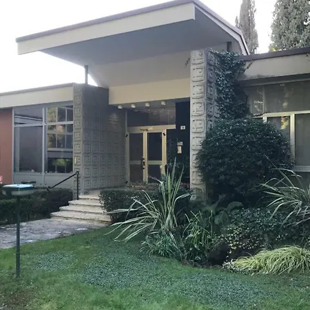 A Due Passi Dal Vittoriale Degli Italiani *